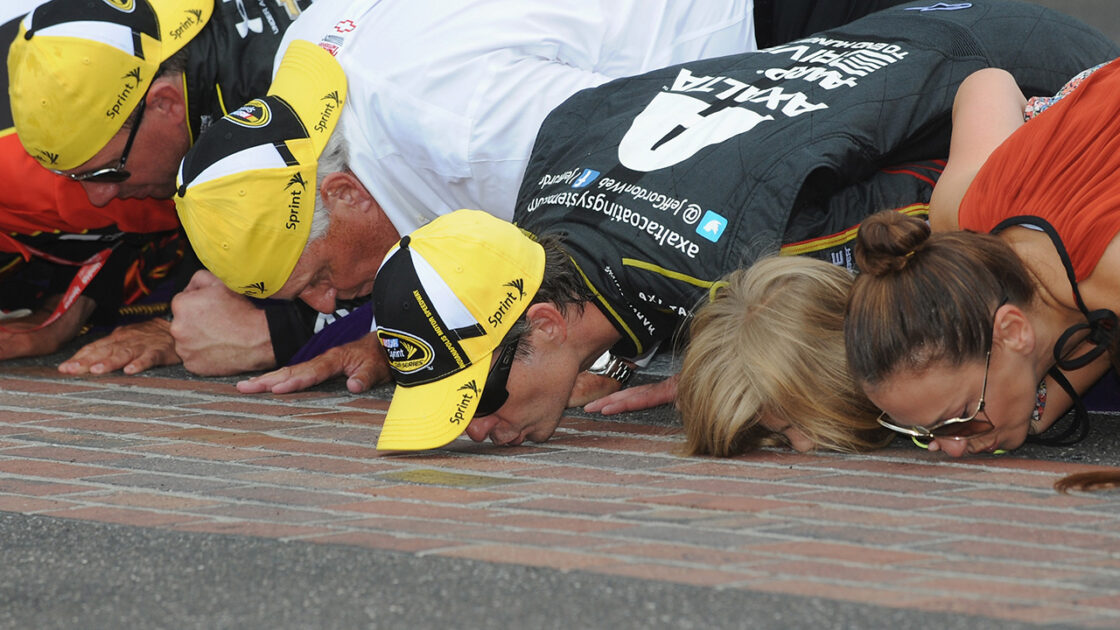 Jeff Gordon kisses the bricks after winning the Brickyard 400