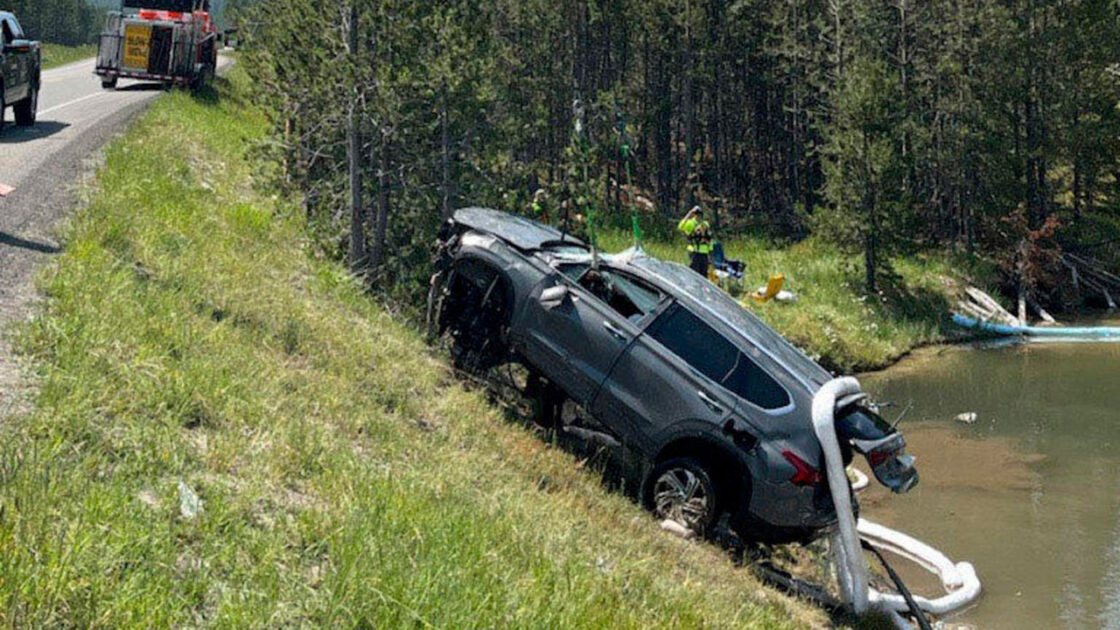 Hyundai Santa Fe pulled from Yellowstone geyser