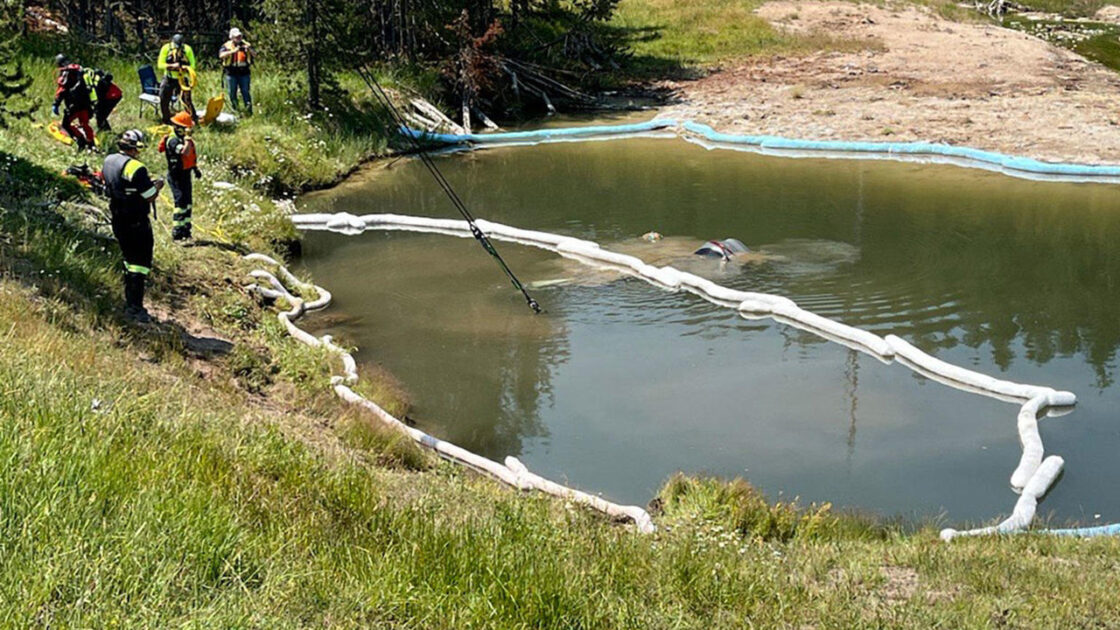 Hyundai Santa Fe submerged in Yellowstone geyser